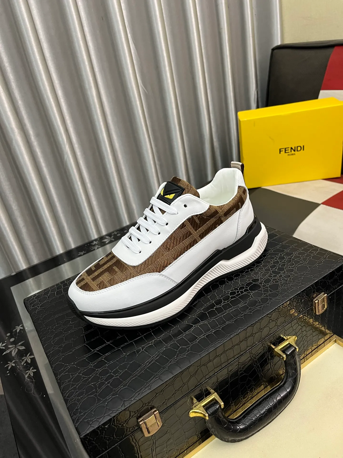 Men's Men's Shoes💰458⌚️⌚️[FENDI] Fendi's classic and comfortable men's, this complex sneaker is made of soft calfskin➕genuine leather lining➕original ultra-light rubber material with rough outsole. This unique light style is suitable for the casual and refined sensibility of this season. It is comfortable and natural on the feet. It is an everyday style for casual travel in autumn and winter! 38−444️⃣colors available